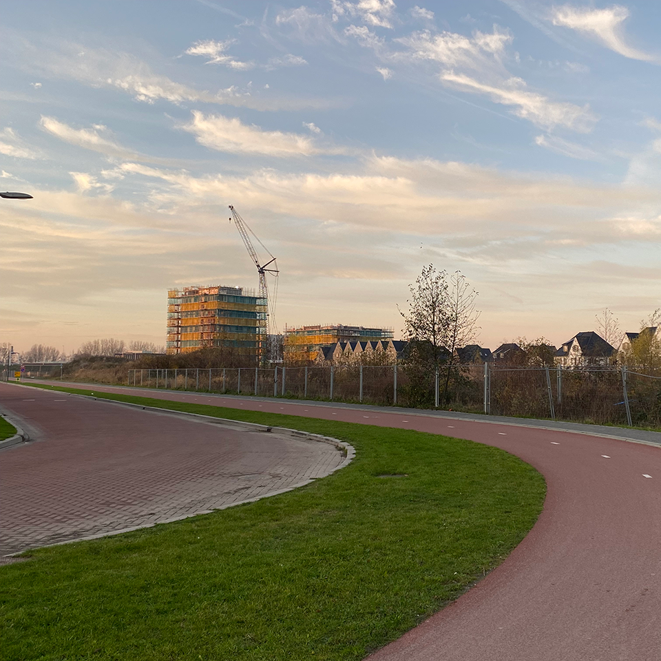 Sublimes gebouw vanaf fietspad