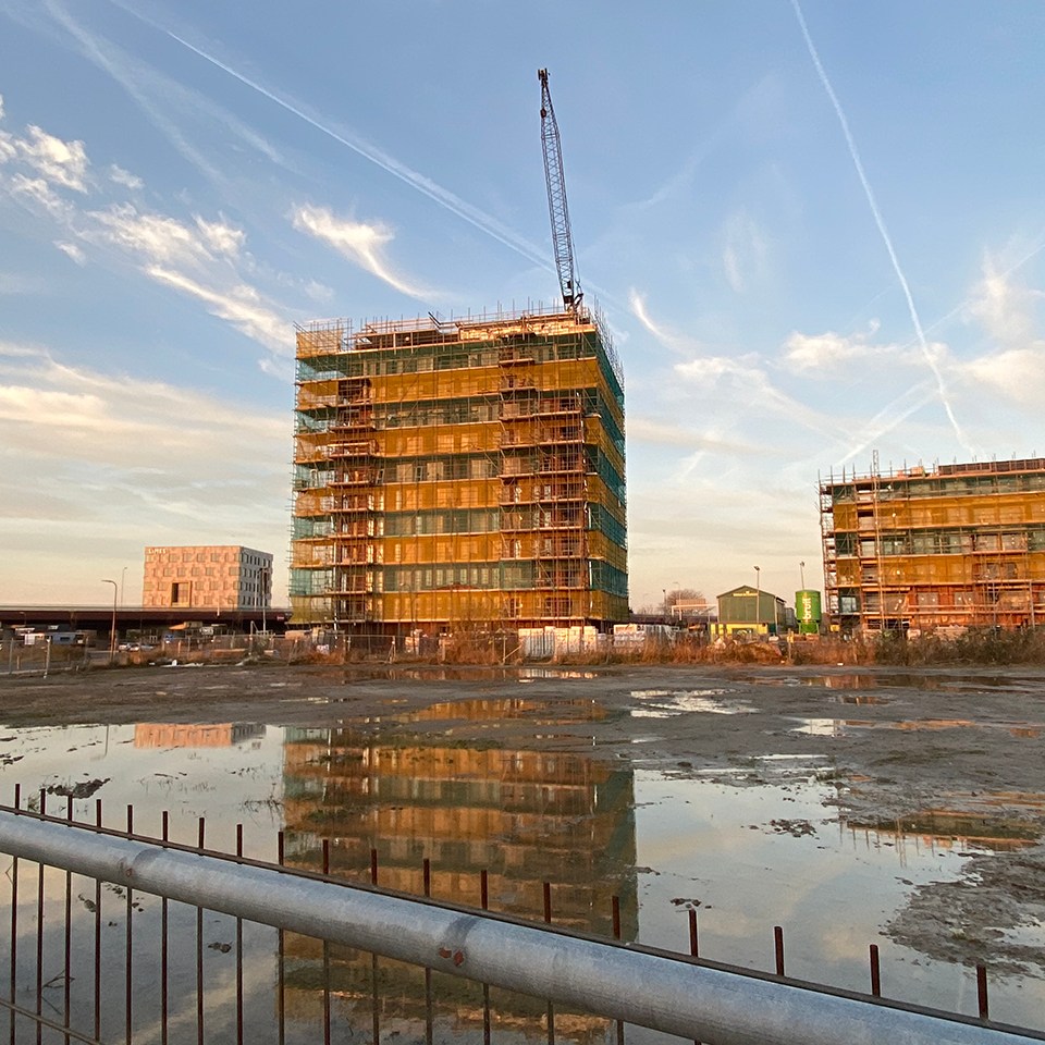 Sublimes gebouw zonsondergang